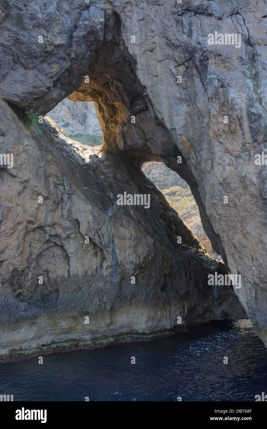 Cove con fori che apparivano come occhi. Foto Stock
