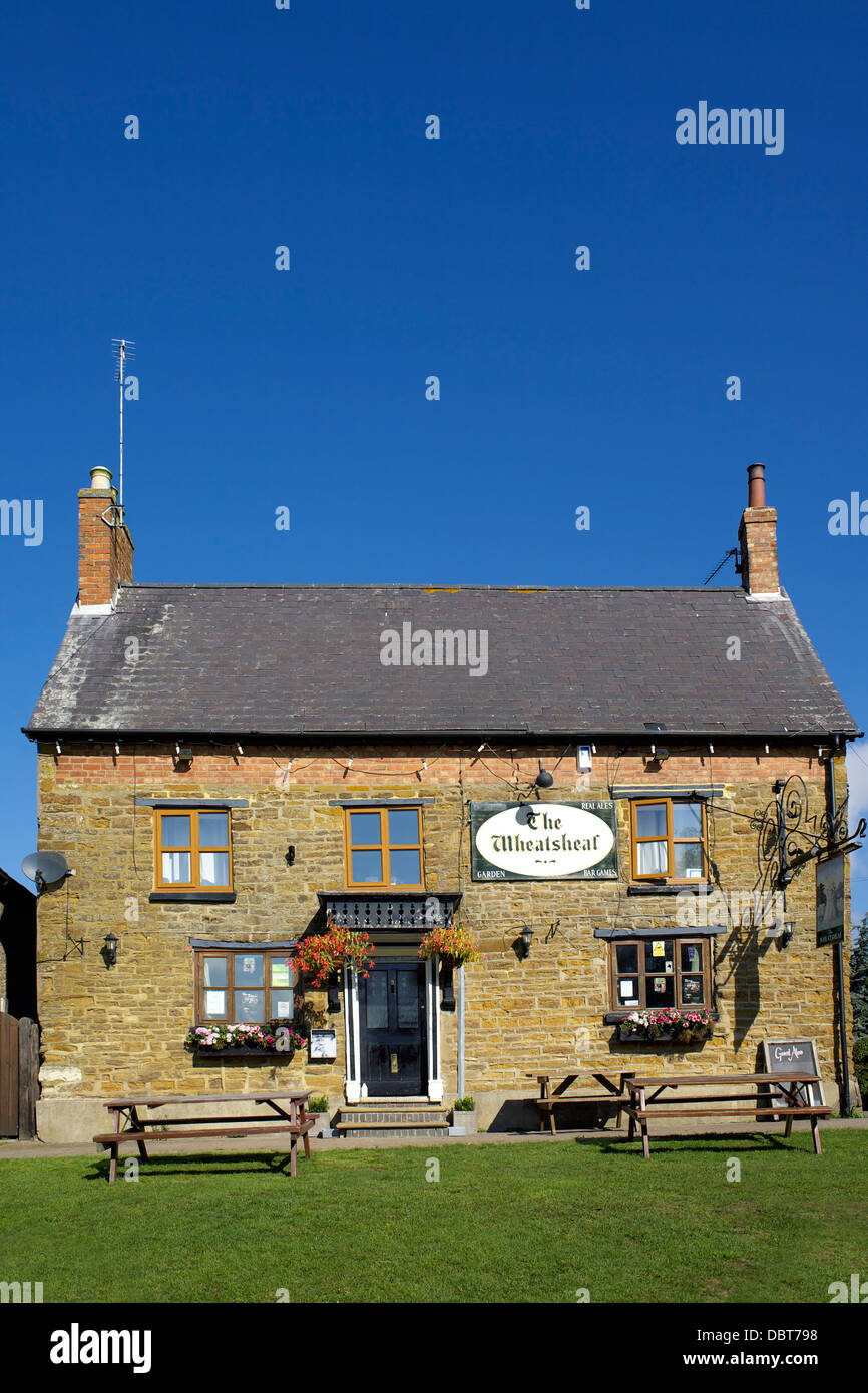 Il pub Wheatsheaf Braunston village Northamptonshire Northants England Regno Unito GB public house English pub di campagna affascinante piuttosto Foto Stock