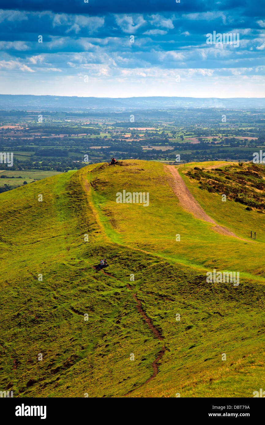 Guardando attraverso i Cotswolds dalla collina di perseveranza nella Malvern Hills, Worcestershire, England, Regno Unito Foto Stock