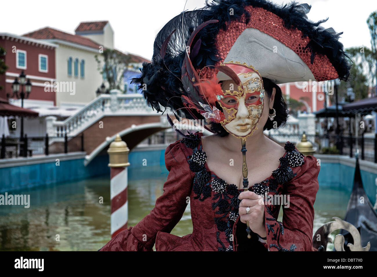 Donna veneziana. Ritratto di una donna in costume d'opera tradizionale veneziano mascherato Foto Stock