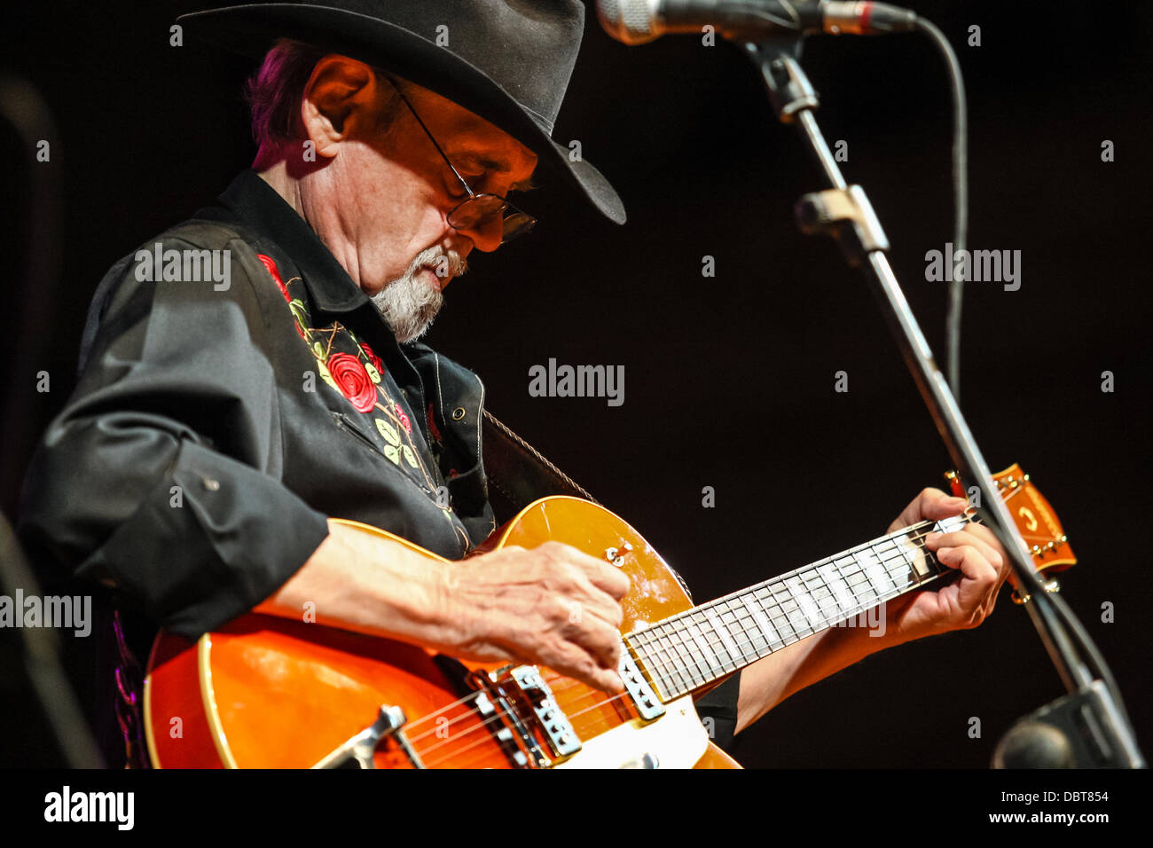 Senigallia, Italia. Il 3 agosto, 2013. L'estate Jamboree [Festival Internazionale 60's revival Rock & Roll], Duane Eddy eseguire, al Foro Annonario di Senigallia, Italia il Ago 03, 2013. Credito: Valerio Agolino/Alamy Live News Foto Stock