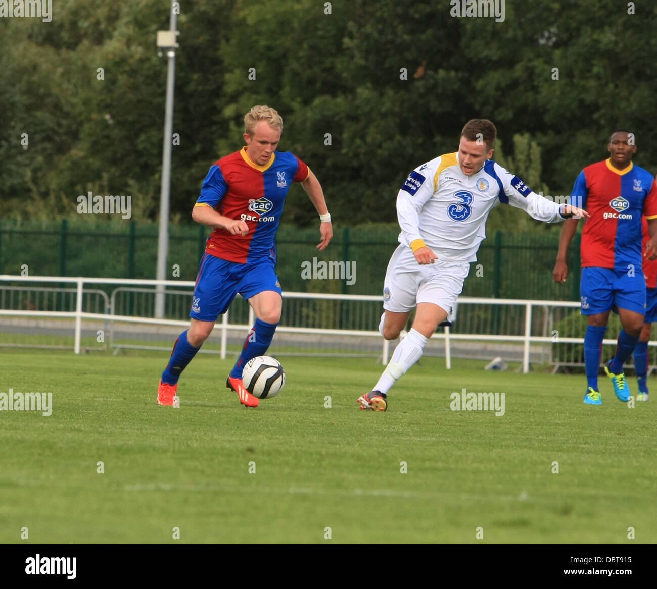 Il palazzo di cristallo di Jonny Williams attackes il Waterford United Defense durante la pre-stagione amichevole all'RSC di Waterford. Foto Stock