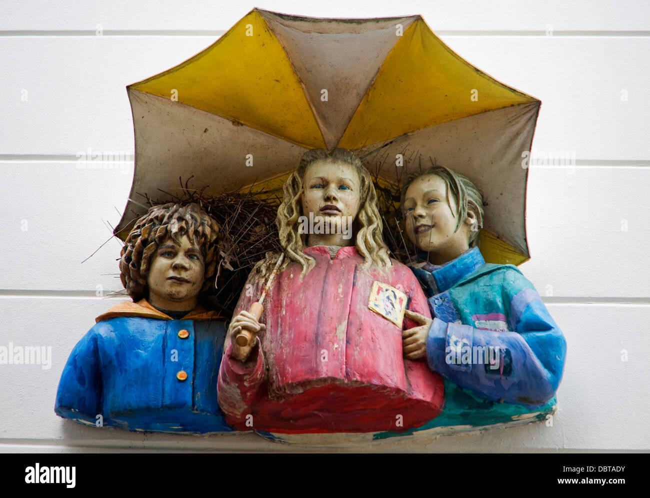 Scultura di tre bambini sotto ombrellone artista John Ahearn Boomgaardstraat Rotterdam Paesi Bassi Foto Stock