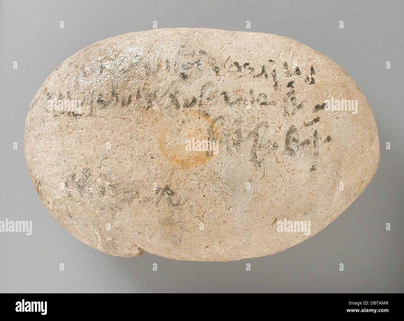 Ostracon con iscrizione Demotic M.80.203.217 Foto Stock