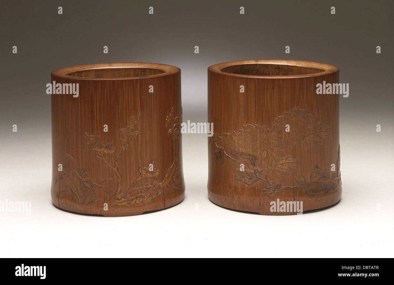 Coppia di pezzo degli scacchi contenitori (Qizi Cheng) con orchidee, Magnolia crisantemi M.81.111a-b Foto Stock