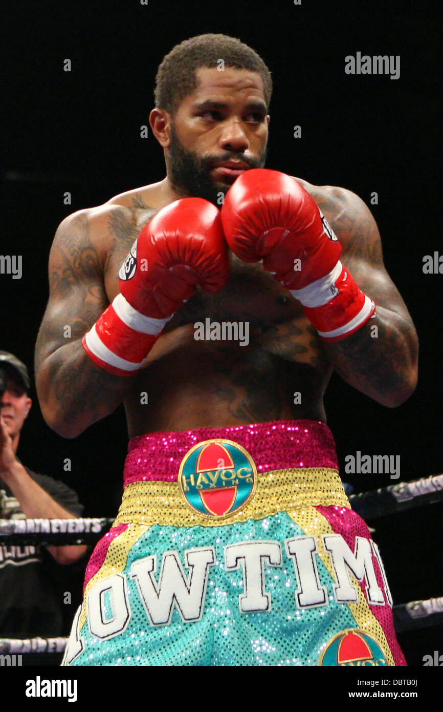 Uncasville, Connecticut, Stati Uniti d'America. 4 Ago, 2013. 3 agosto 2013: Curtis Stevens (turchese trunk) durante la NBC Sports Fight Night titolo bout a Mohegan Sun Arena. Stevens sconfitta romana via primo round knockout e vince il NABF Middleweight Title. Anthony Nesmith/CSM/Alamy Live News Foto Stock