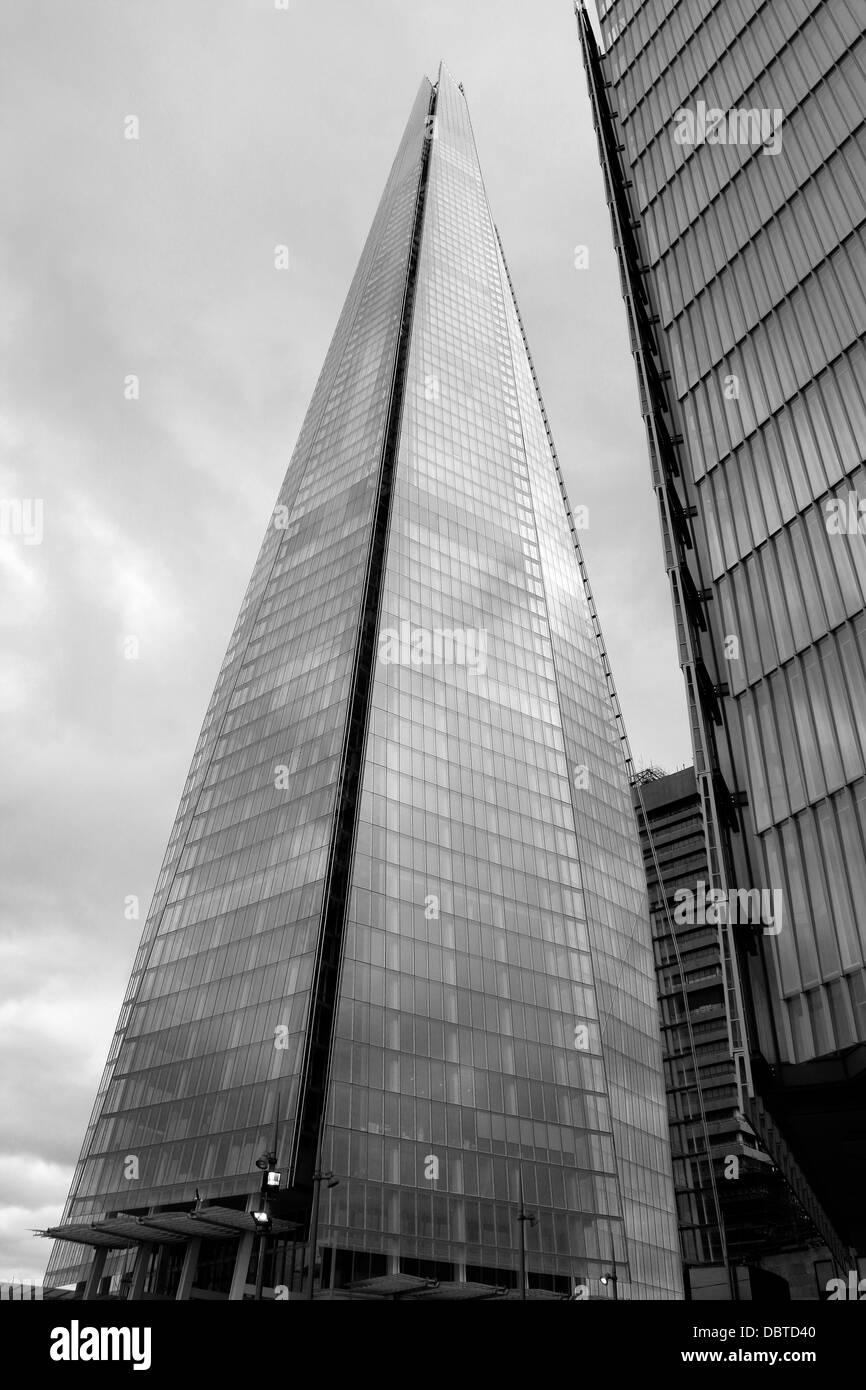 Il frammento di vetro, grattacielo London, England Regno Unito vista generale. A forma di piramide a bianco e nero 135372 La Shard Foto Stock