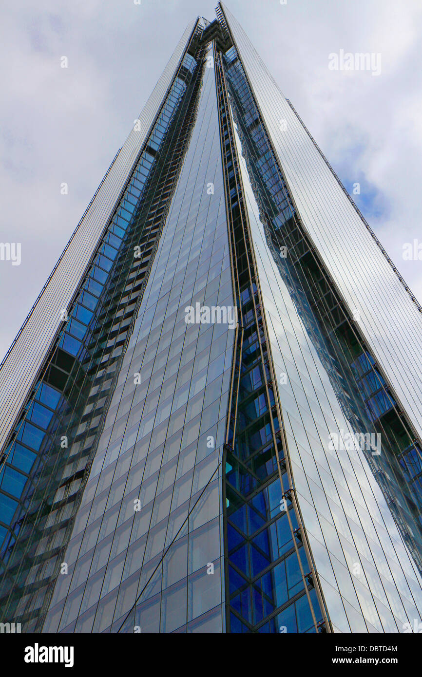 Il frammento di vetro, grattacielo London, England Regno Unito vista generale . A forma di piramide a 135385 La Shard Foto Stock