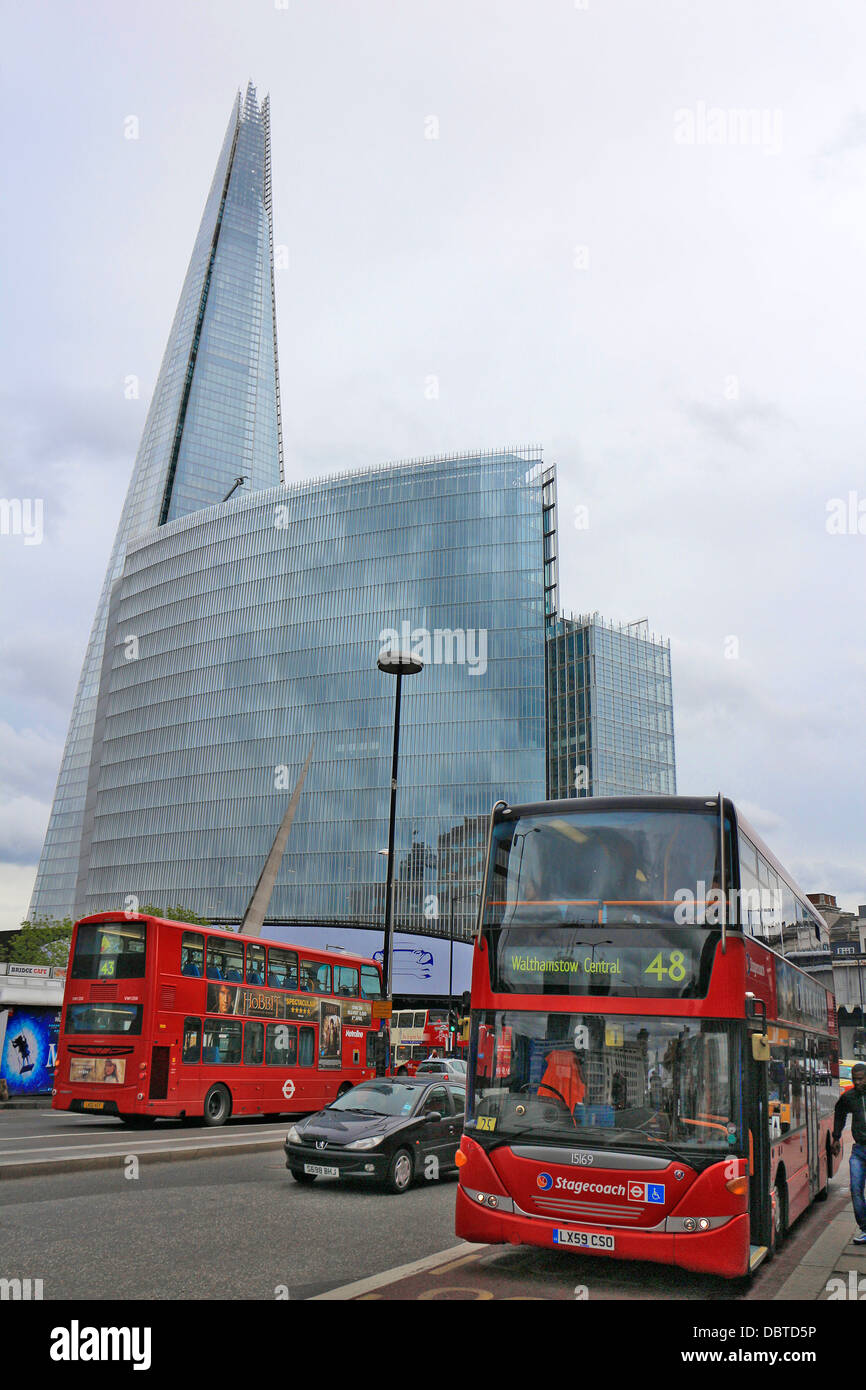 Il frammento di vetro, grattacielo London, England Regno Unito vista generale con il bus rosso a due piani. A forma di piramide a 135422_La Shard Foto Stock