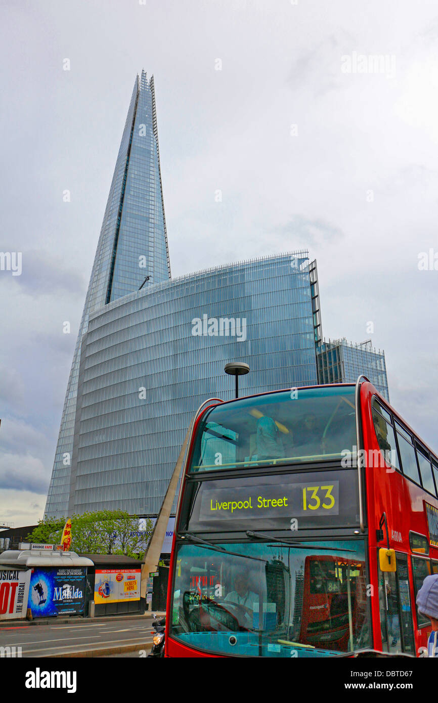 Il frammento di vetro, grattacielo London, England Regno Unito vista generale con il bus rosso a due piani. A forma di piramide a135423 La Shard Foto Stock