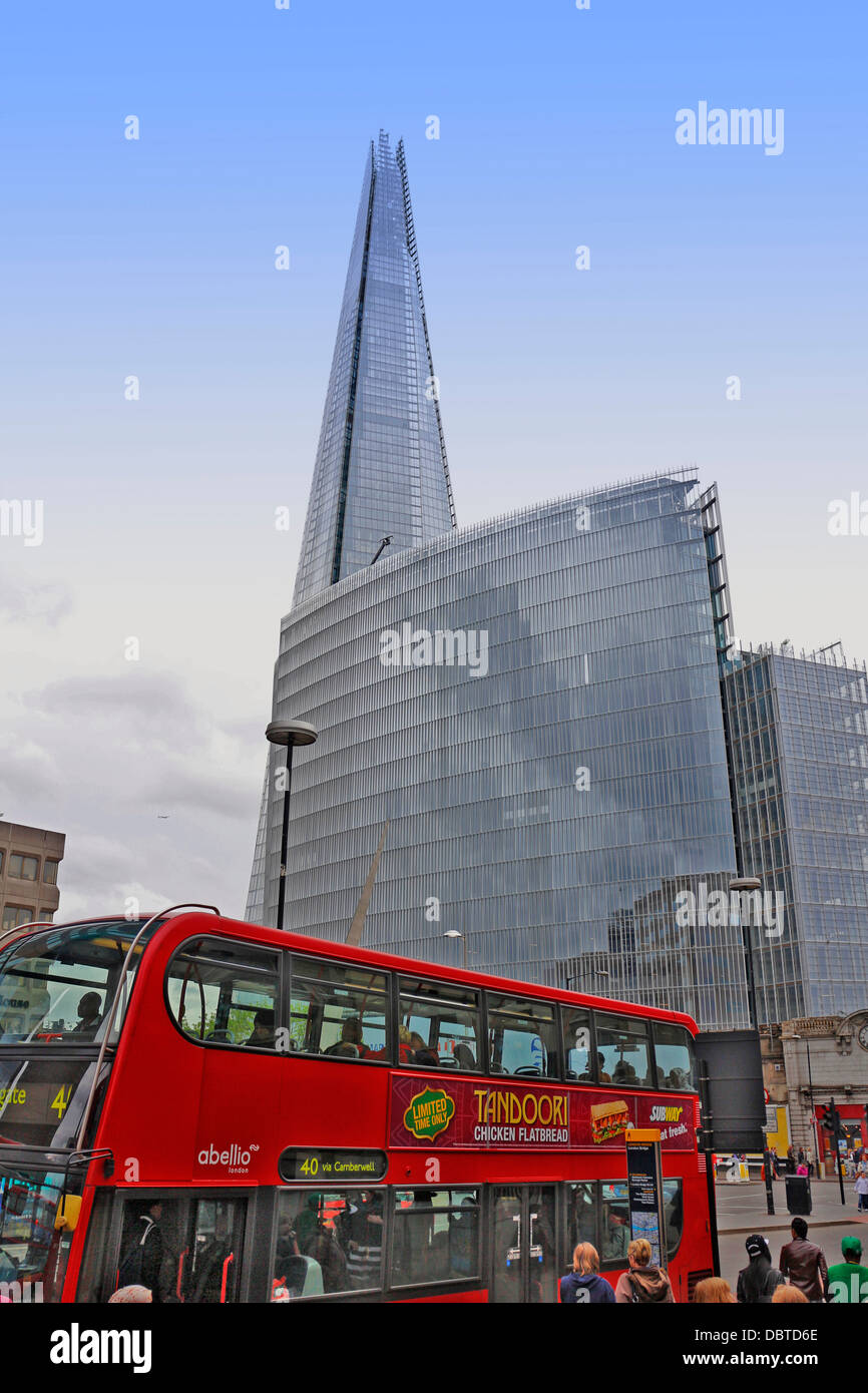Il frammento di vetro, grattacielo London, England Regno Unito vista generale con il bus rosso a due piani. A forma di piramide a 135425 La Shard Foto Stock