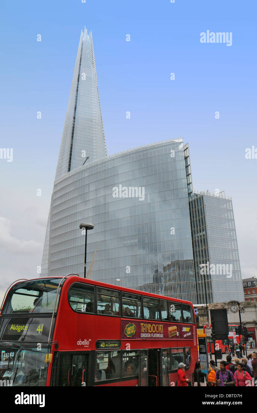 Il frammento di vetro, grattacielo London, England Regno Unito vista generale con il bus rosso a due piani. A forma di piramide a 135429 La Shard Foto Stock