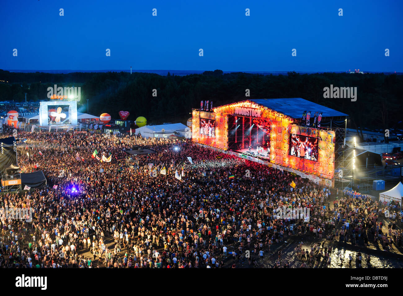 Alta Vista generale della folla e il palco principale al Przystanek Woodstock Music Festival di Kostrzyn, Polonia. Foto Stock