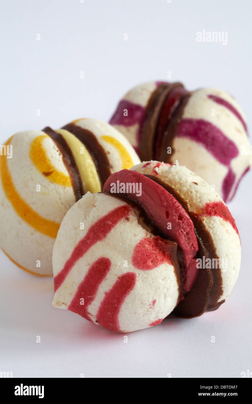 Tre Marks & Spencer mini frutta mista meringhe impostato su sfondo bianco Foto Stock