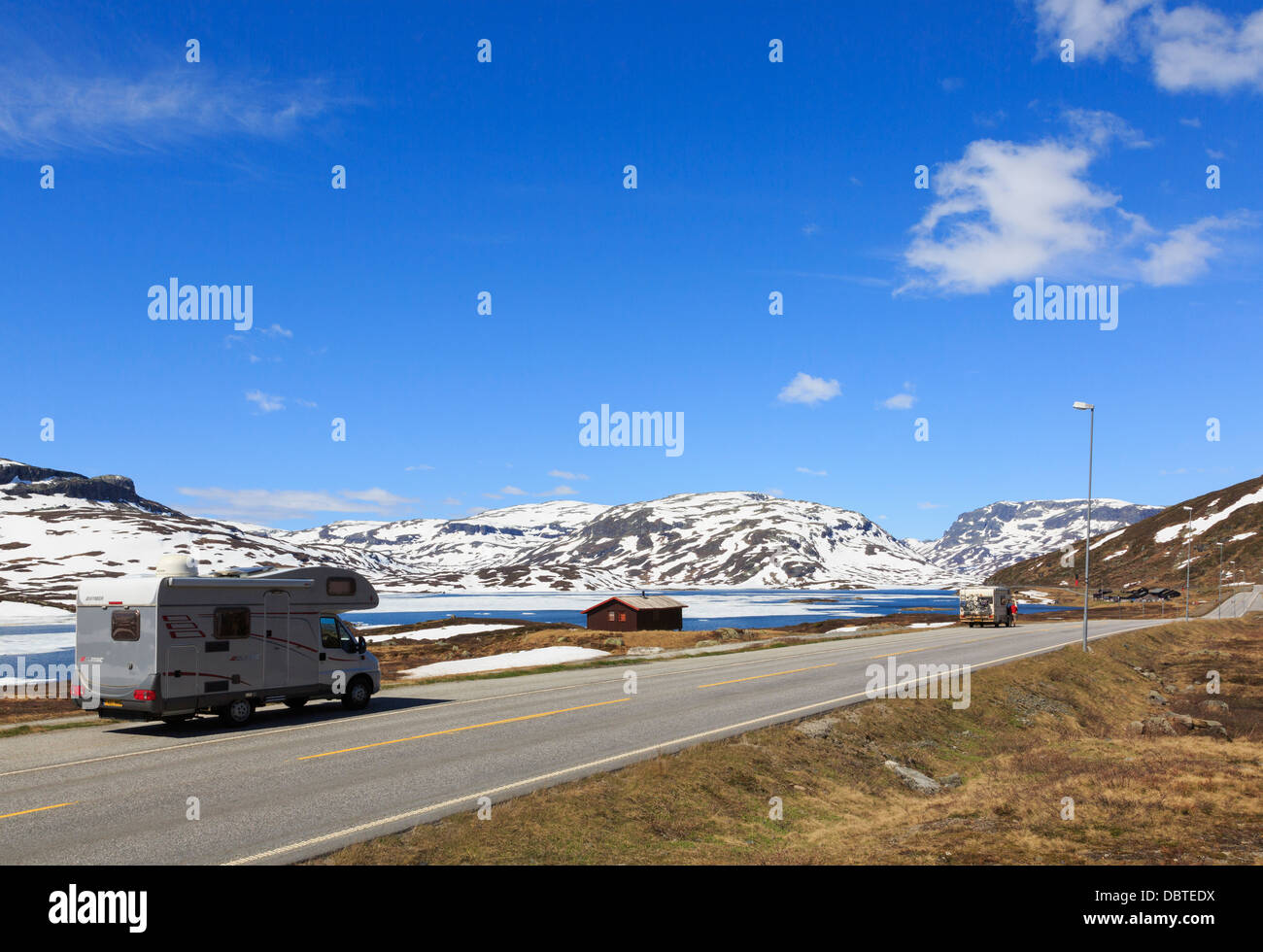 I camper dal lago Kjelavatn su E134 strada tra montagna altopiano a inizio estate, Hardanger, Telemark, Norvegia e Scandinavia Foto Stock