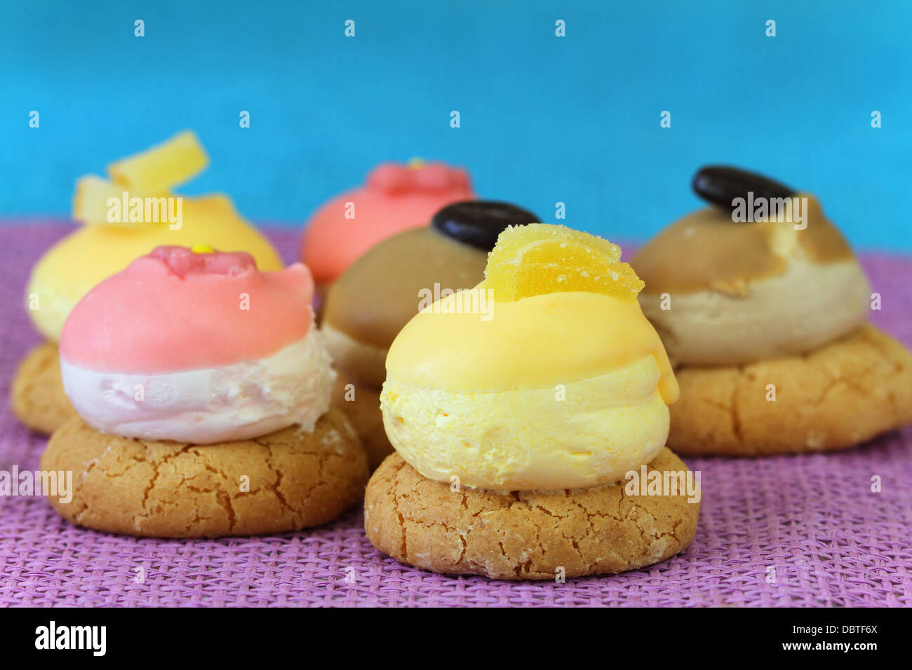 Biscotti alle mandorle con crema di farcitura con spazio di copia Foto Stock