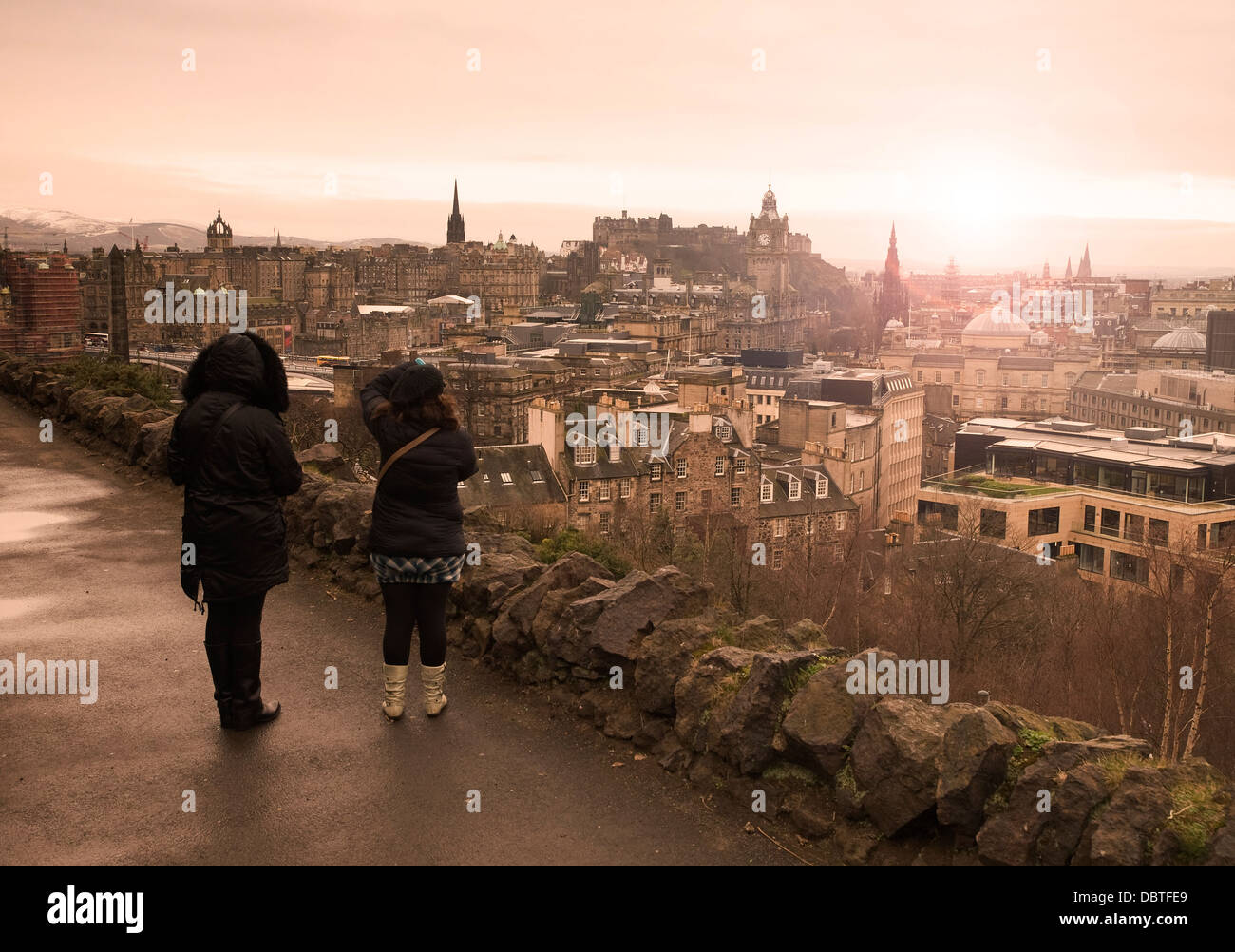 Due donne a guardare la città di Edimburgo al tramonto. Foto Stock