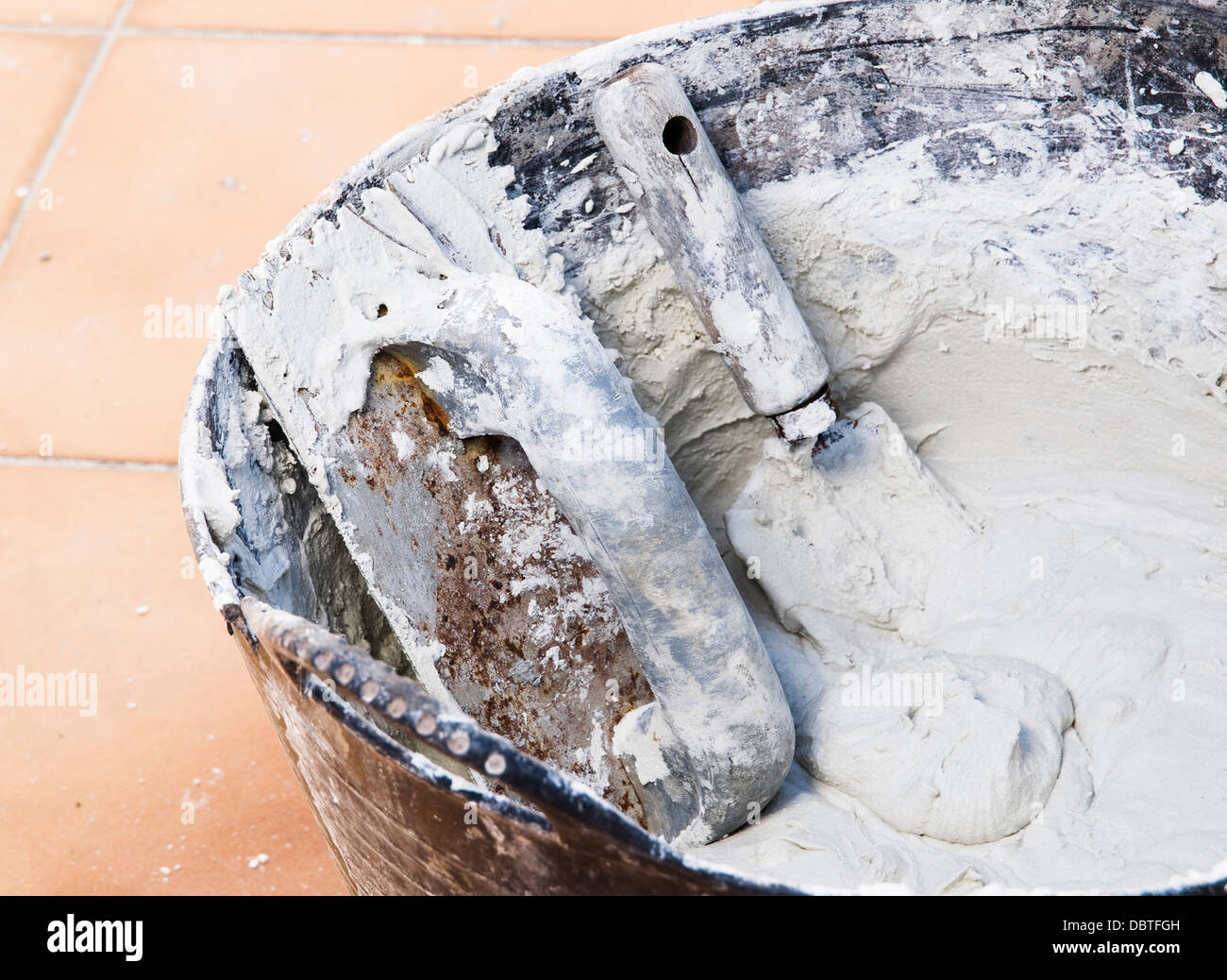 Mason strumenti su un lavoro quotidiano del tempo. Gli strumenti sono in un cesto in plastica e vengono utilizzati. Foto Stock