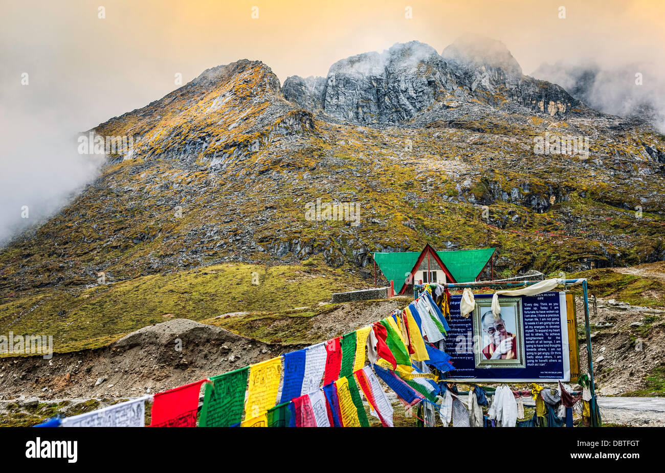 Alta montagna con bandiere da preghiera buddista e la foto del Dalai Lama vicino alla città di Bomdila in western Arunachal Pradesh, indi Foto Stock