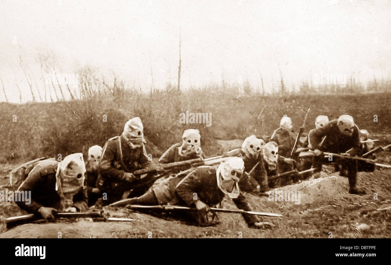 La fanteria britannica di avanzamento del gas che indossa caschi durante il WW1 Foto Stock