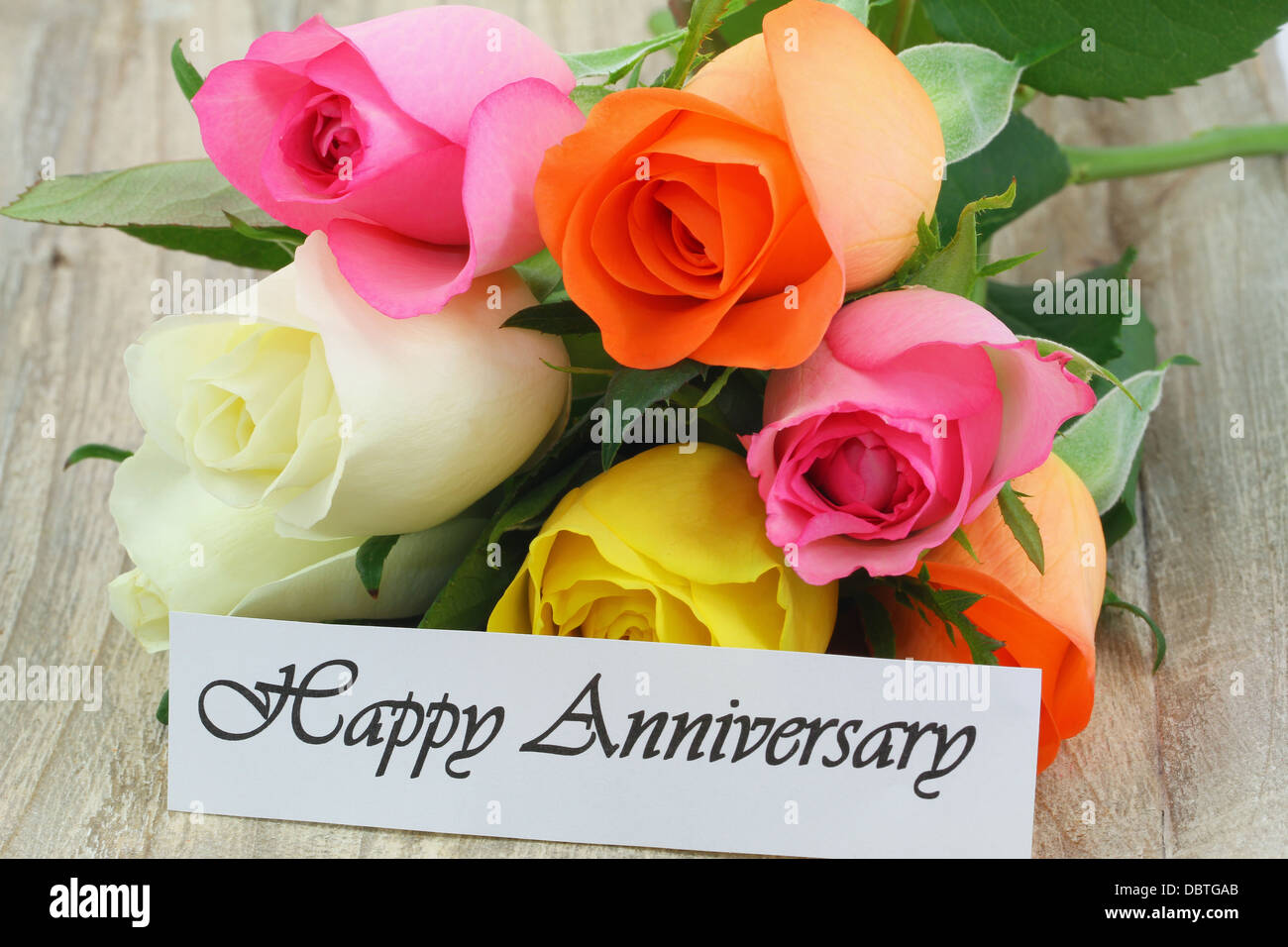 Felice anniversario nota con colorati Rose Foto Stock