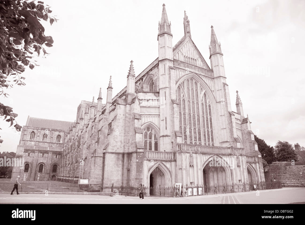 La facciata esterna, la Cattedrale di Winchester Chiesa, Inghilterra, Regno Unito in bianco e nero tonalità seppia Foto Stock