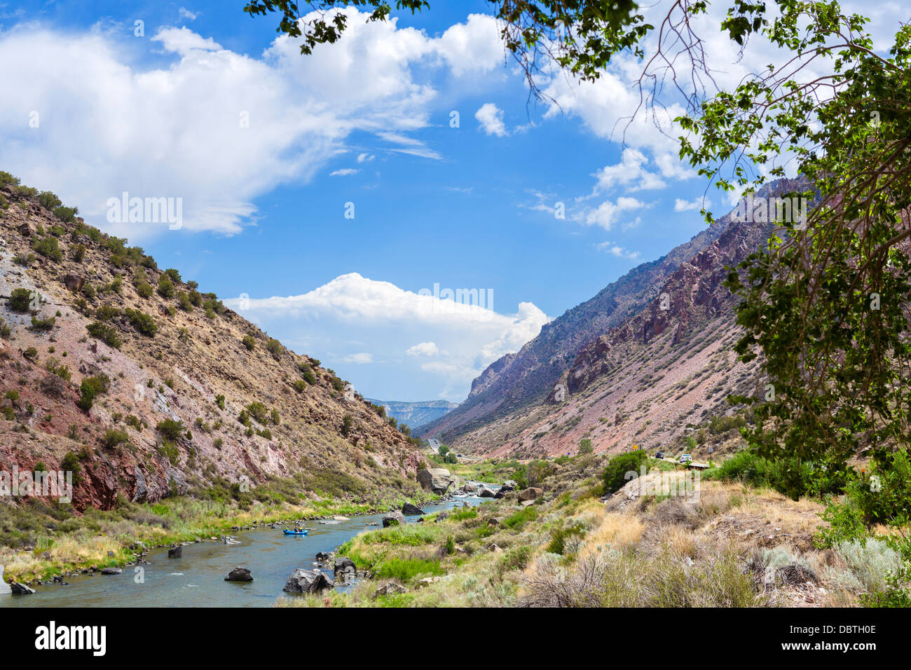 Il Rafting sul fiume Rio Grande nel Rio Grande Canyon a sud-ovest di Taos, Nuovo Messico, STATI UNITI D'AMERICA Foto Stock