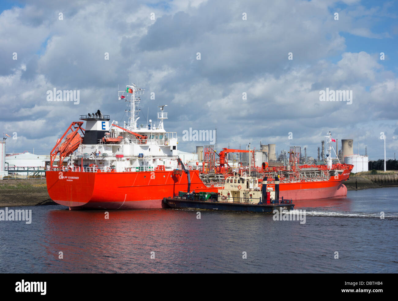 Tanker e rialimentazione barca ad olio Billingham molo sul Fiume Tees vicino a Middlesbrough, England, Regno Unito Foto Stock