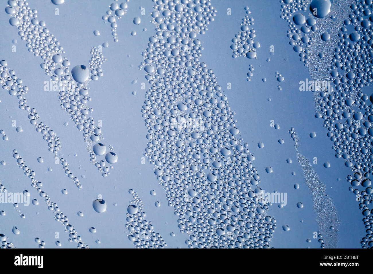 Sfondo astratto con gocce d'acqua su vetro Foto Stock