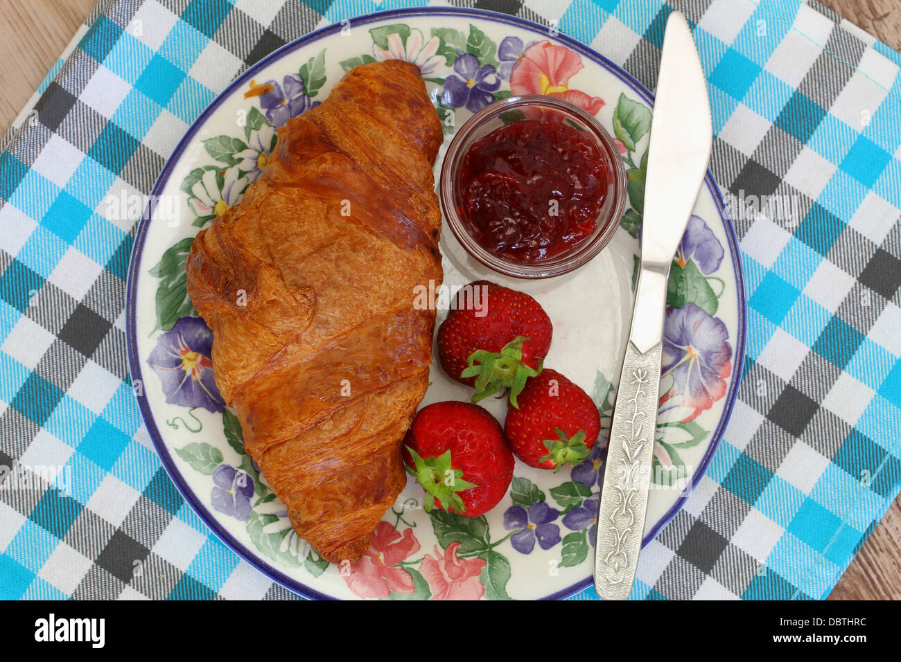 Croissant con confettura di fragole e fragole fresche Foto Stock