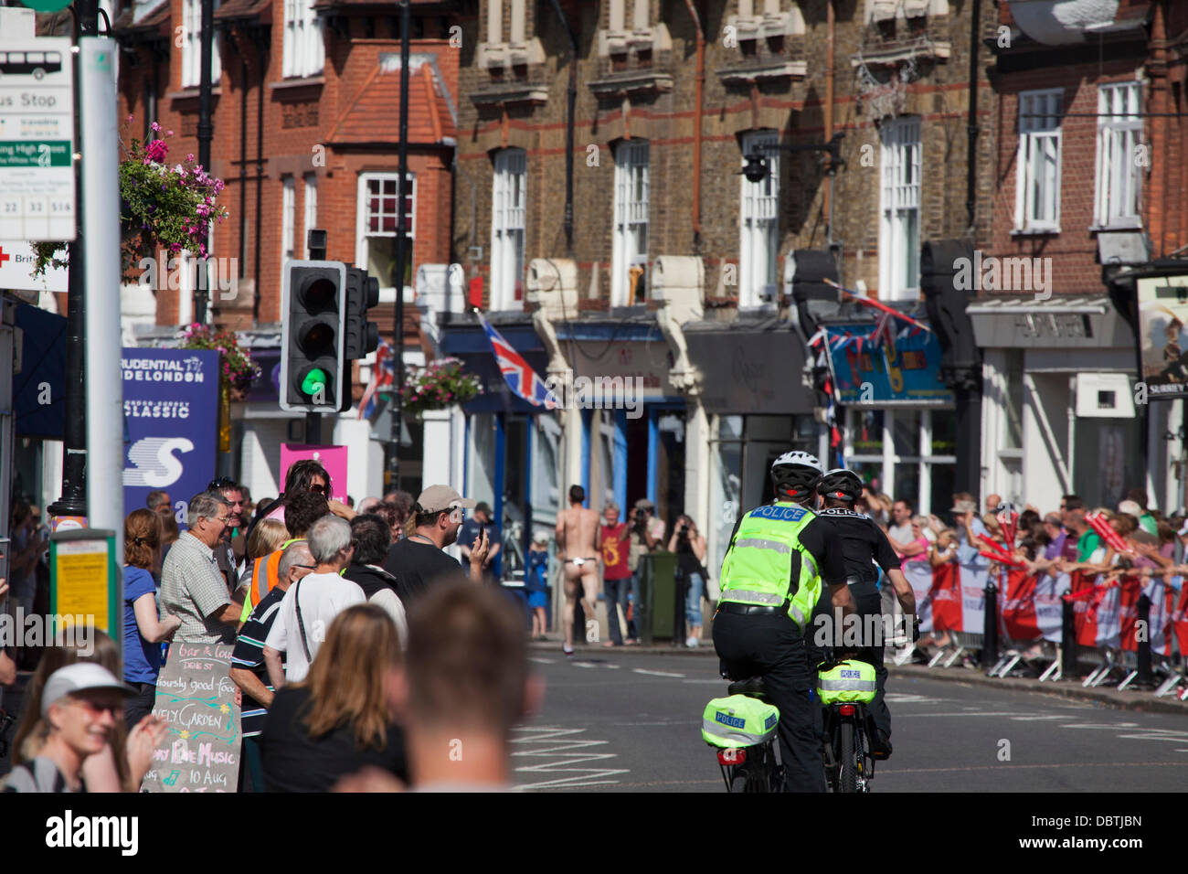 Concorrenti nel 'Ride London & Surrey' sponsorizzata da Prudential passare giù DORKING High Street, Surrey, Regno Unito Foto Stock