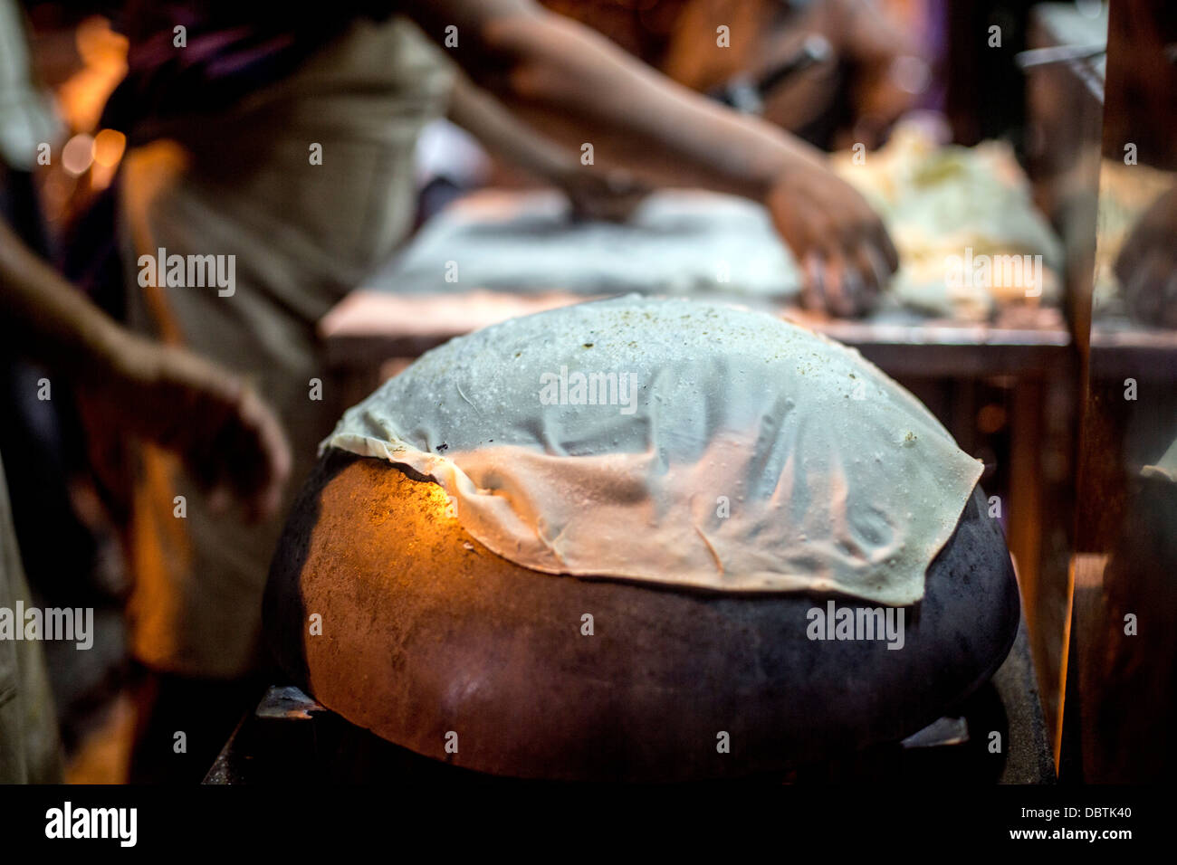 Street food chef rendendo il pane piatto paratha dosa Foto Stock
