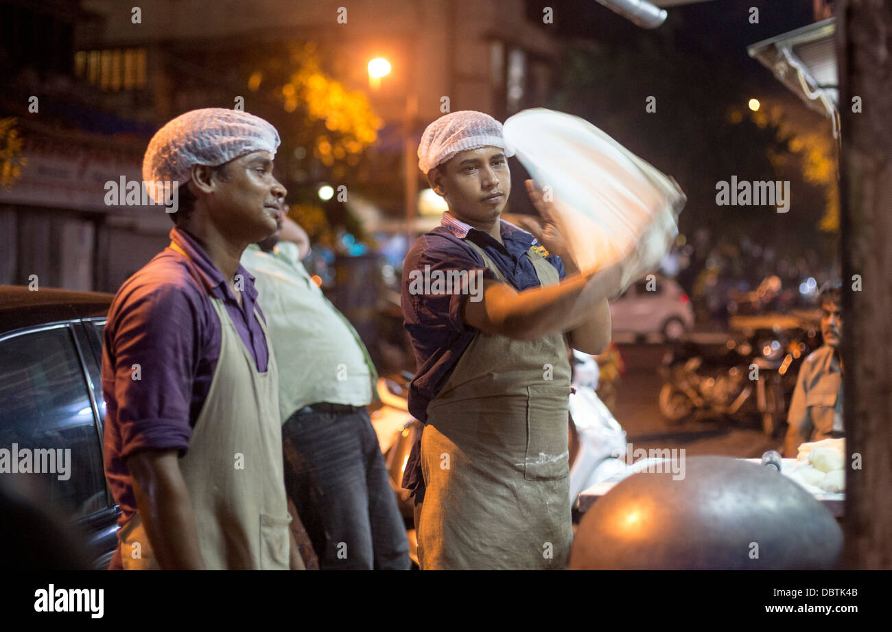 Street food chef rendendo il pane piatto paratha dosa Foto Stock