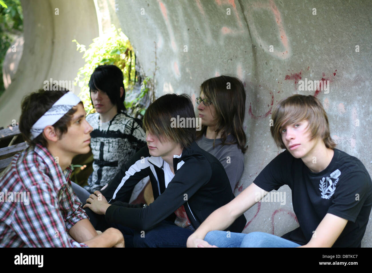 Un gruppo di ragazzi adolescenti al di fuori seduta Foto Stock