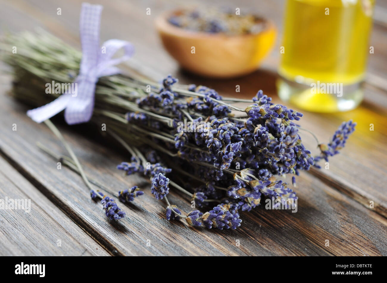 Un mazzetto di fiori di lavanda su sfondo di legno Foto Stock
