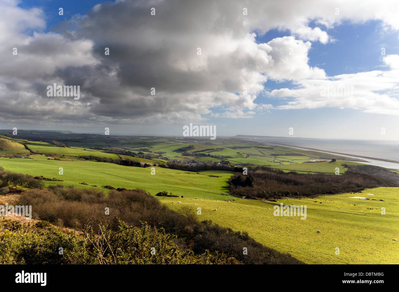 Nuvole gatthering su Chesil Beach a Abbotsbury su Dorset la Jurassic Coast Foto Stock