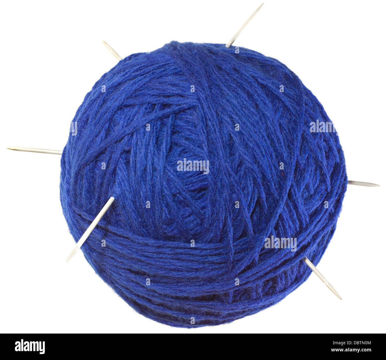 Sfera blu di lana con aghi isolati su sfondo bianco Foto Stock