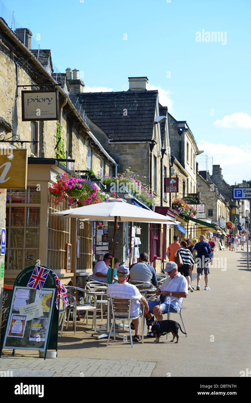 Pavement Cafe, High Street, Burford, Cotswolds, Oxfordshire, England, Regno Unito Foto Stock