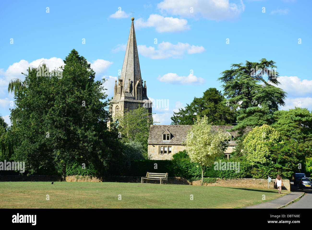 Il verde che mostra la guglia della Basilica di Santa Maria Vergine Chiesa, hotel a Shipton-under-Wychwood, Cotswolds, Oxfordshire, England, Regno Unito Foto Stock