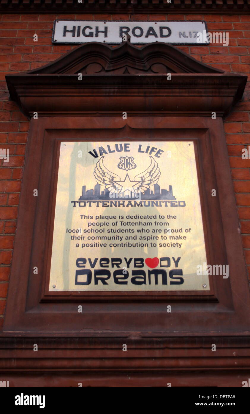 Londra, Regno Unito. 5 agosto 2013. Tottenham, Nord di Londra il 5 agosto 2013. Tottenham tumulti renwal. Una targa dedicata al popolo di Tottenham situato di fronte alla già bruciati verso il basso edificio Carpetright. Foto di Tony Henshaw/Alamy Live News Foto Stock
