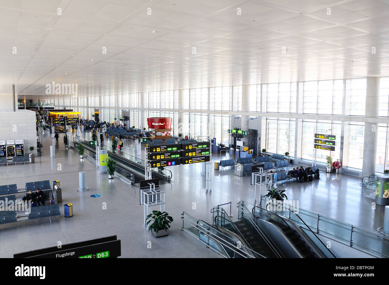 Vista in elevazione all'interno dell'area lato volo hall partenze, Terminale tre, dall'aeroporto di Malaga, Malaga, Andalusia, Spagna, Europa occidentale. Foto Stock