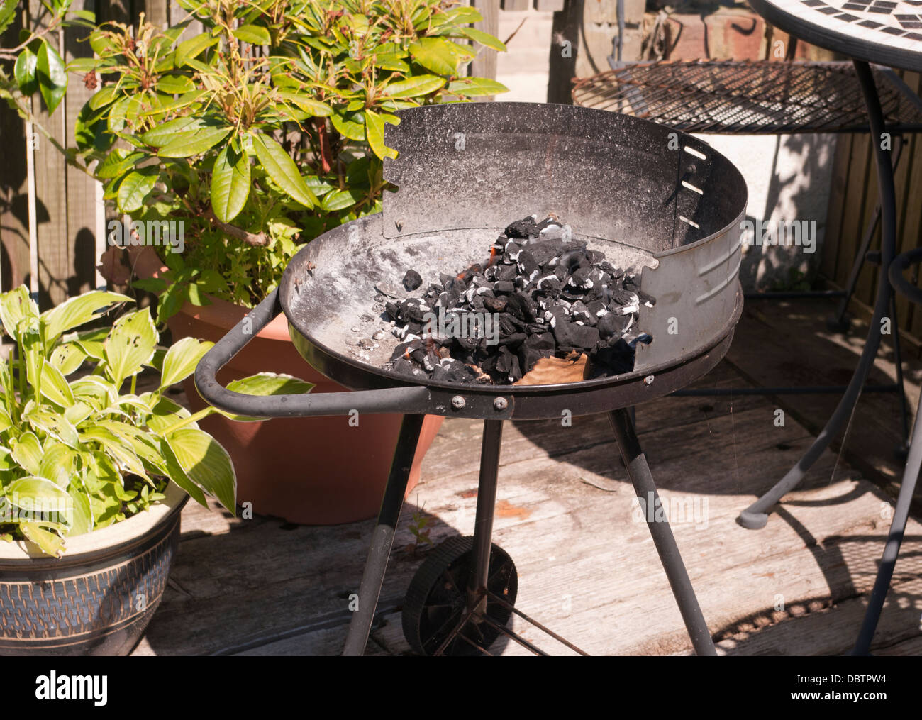Carbone che brucia carbone in un bar B Q in giardino Foto Stock