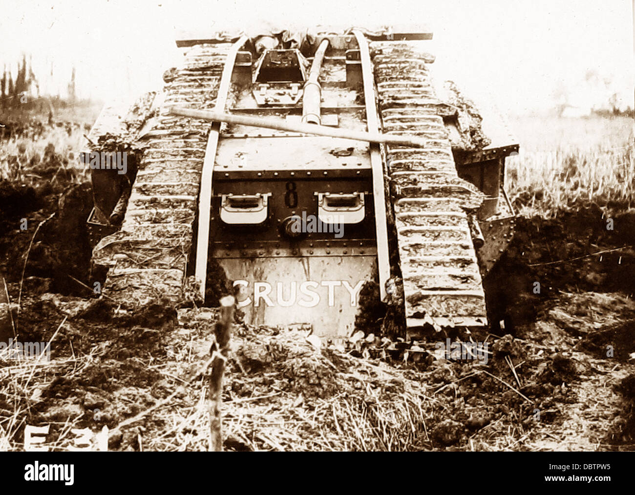 Un serbatoio britannico passando attraverso la shell di fori durante il WW1 Foto Stock