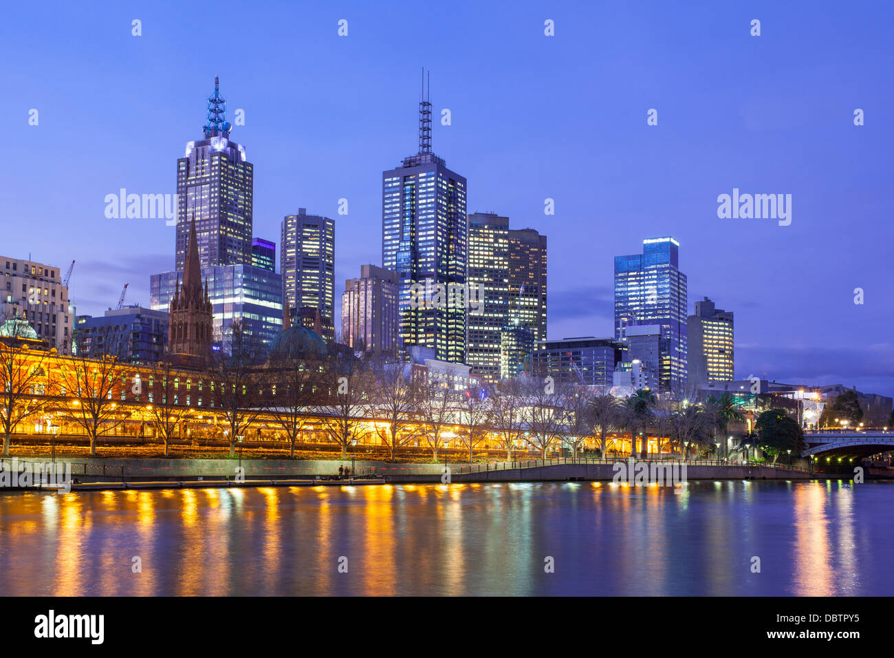Melbourne il famoso skyline da Southbank verso Flinders St Station a Melbourne, Victoria, Australia Foto Stock