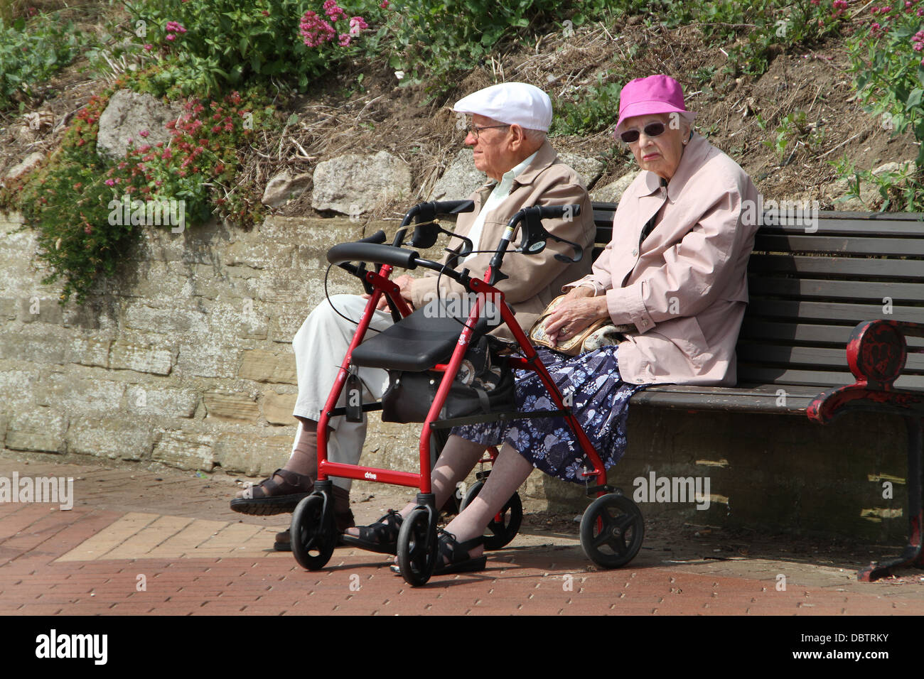 Le persone anziane in appoggio in sun. Foto Stock