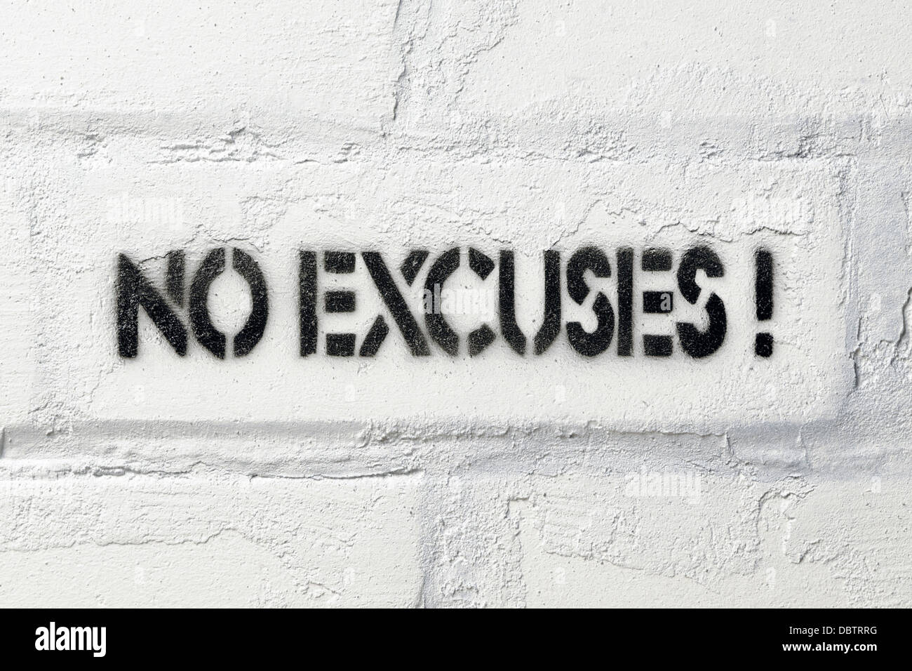 Non ci sono scuse esclamativo stampa stencil sul bianco muro di mattoni Foto Stock