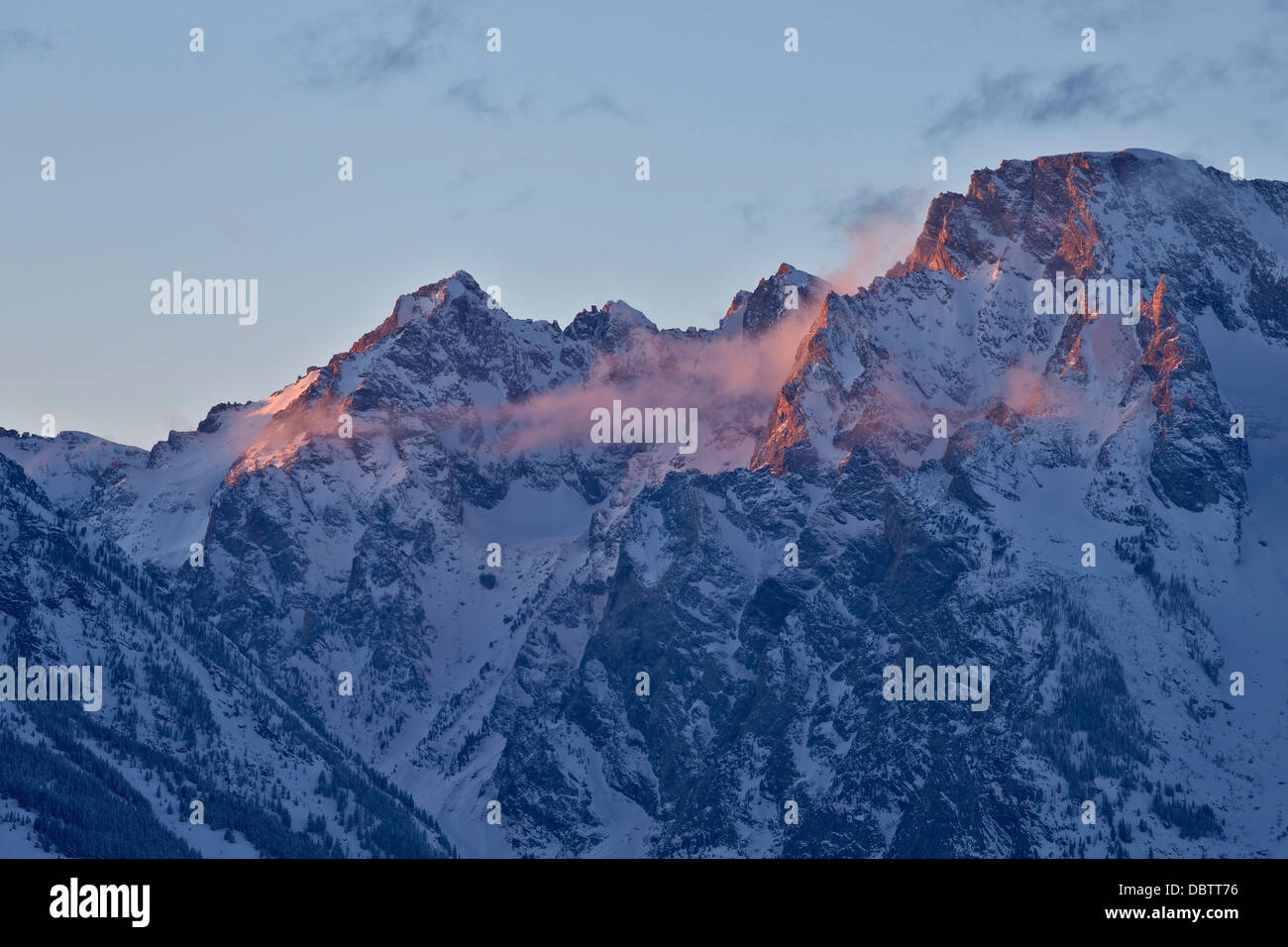 Nuvole rosa lungo la gamma Teton al tramonto, il Parco Nazionale del Grand Teton, Wyoming negli Stati Uniti d'America, America del Nord Foto Stock