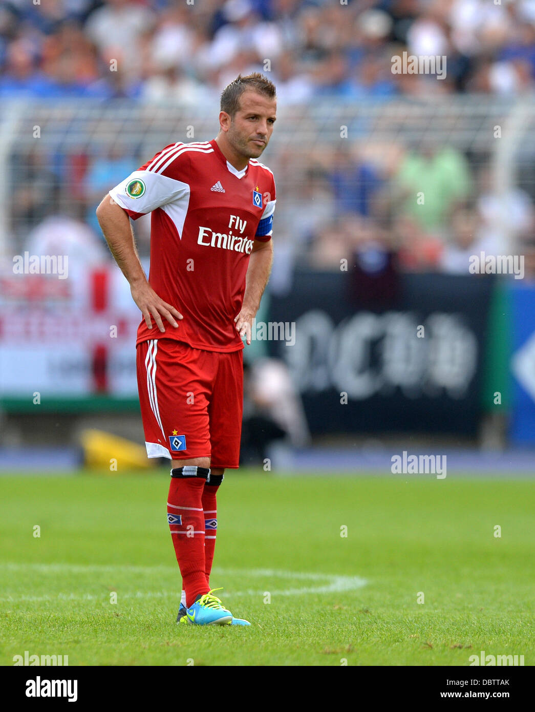 Jena, Germania. 04 Ago, 2013. Di Amburgo Rafael van der Vaart guarda su durante il primo round DFB Cup match tra SV Schott Jena e Hamburger SV A Ernst-Abbe-Sportfeld in Jena, Germania, 04 agosto 2013. Foto: THOMAS EISENHUTH/dpa/Alamy Live News Foto Stock