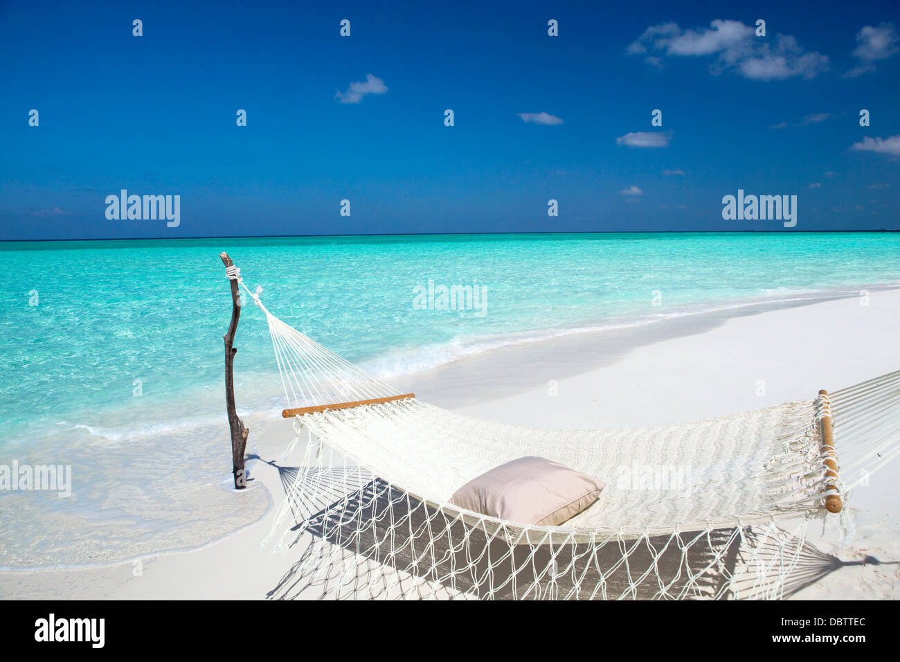 Amaca sulla spiaggia tropicale, Maldive, Oceano Indiano, Asia Foto Stock