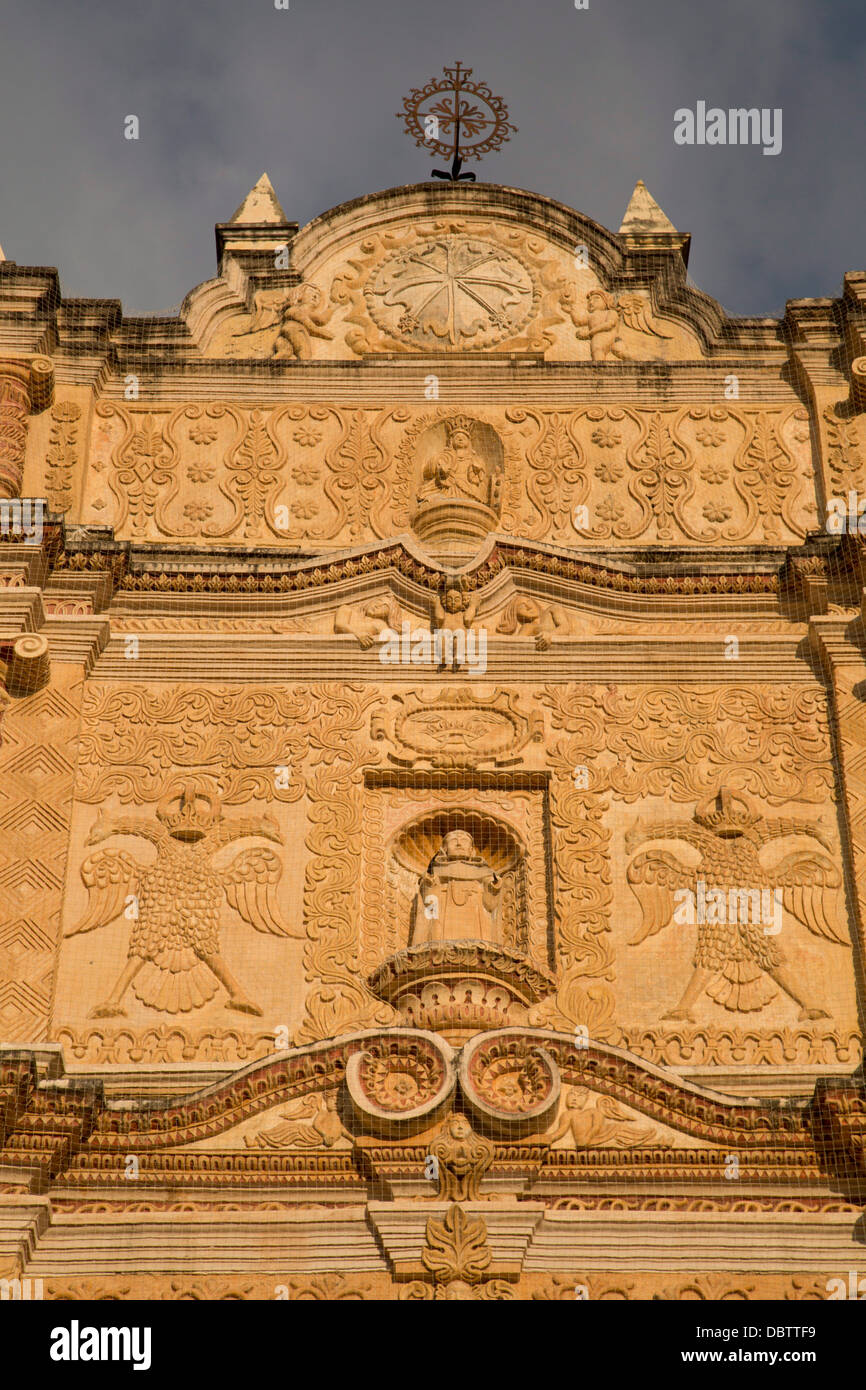 Facciata barocca del tempio di Santo Domingo de Guzman, fondata nel 1547, San Cristobal de las Casas, Chiapas, Messico Foto Stock